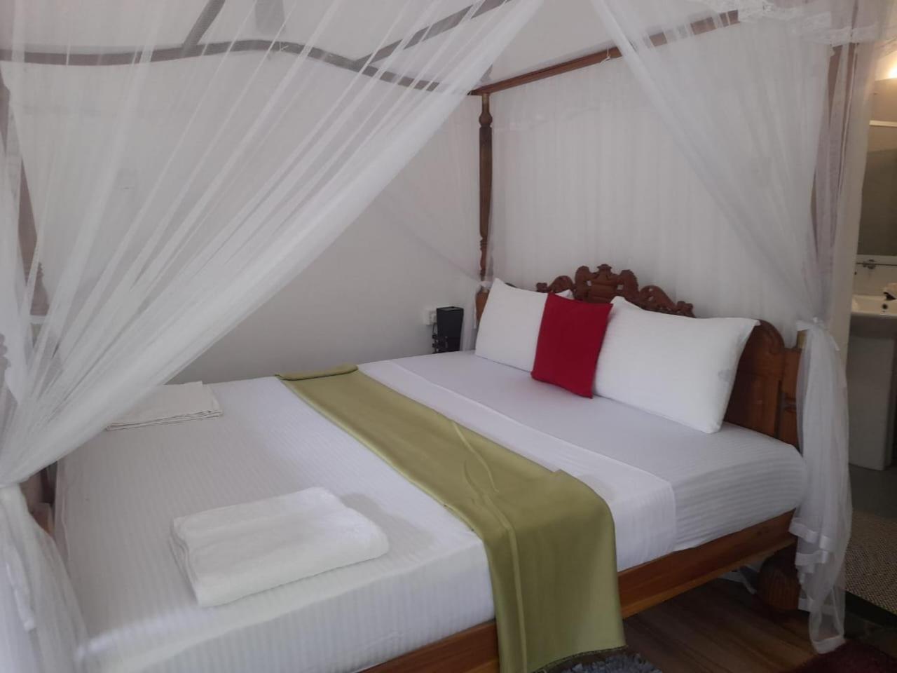 Tranquility Guest House Хиккадува Экстерьер фото