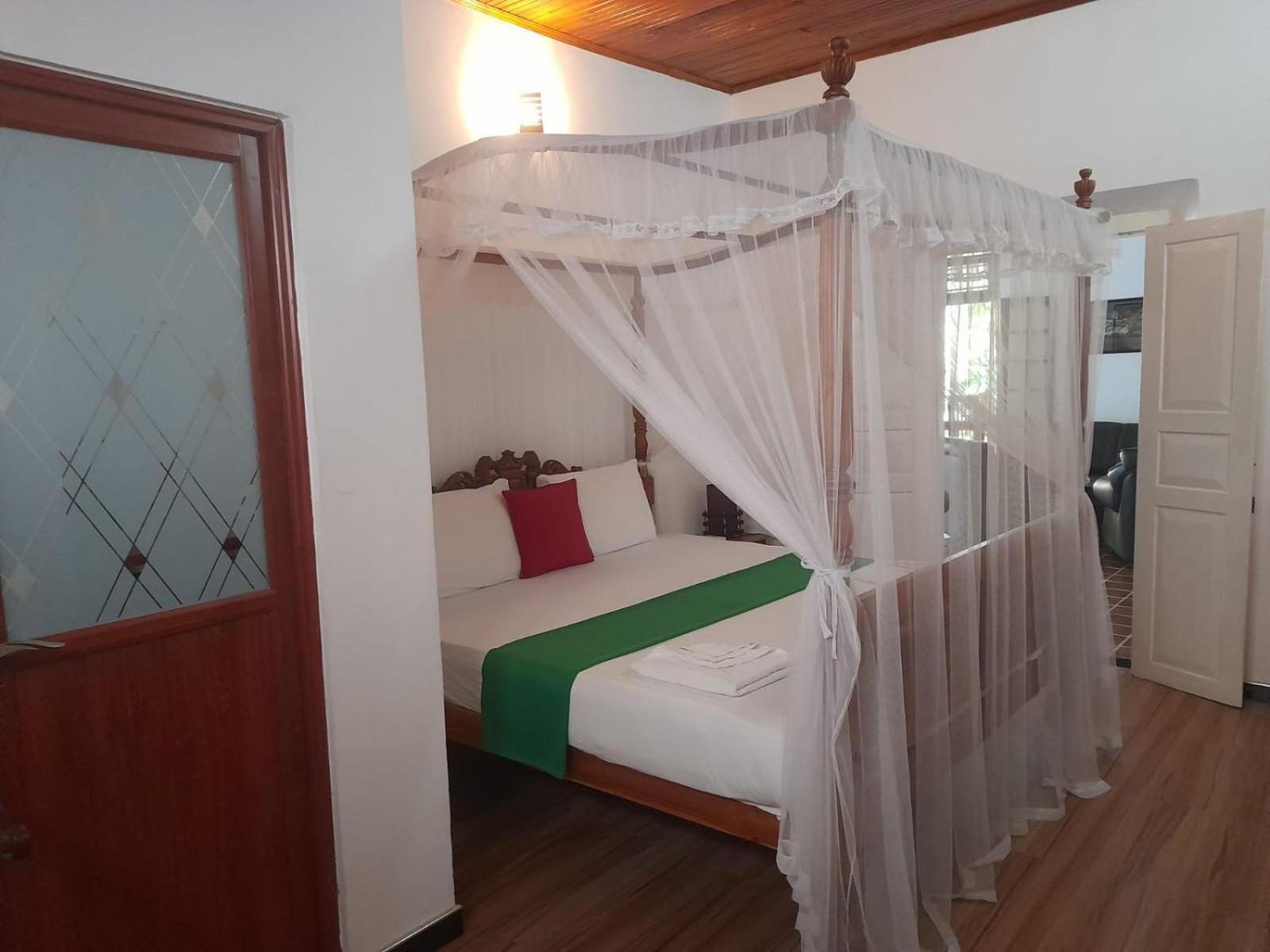 Tranquility Guest House Хиккадува Экстерьер фото